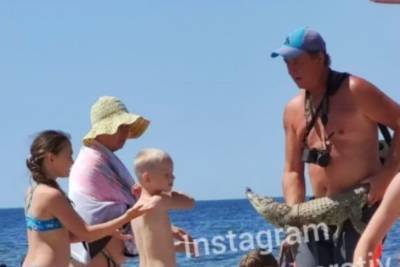 Пляжный фотограф "выгуливал" крокодила с перевязанной пастью в Скадовске