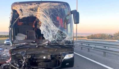 Под Ростовом автобус с туристами въехал в грузовик, пострадали двое
