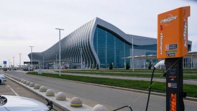 В Симферопольском аэропорту появились "заправки" для электромобилей