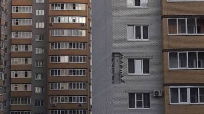 Воронежцы сообщили об обрушении кирпичей со стены многоэтажки