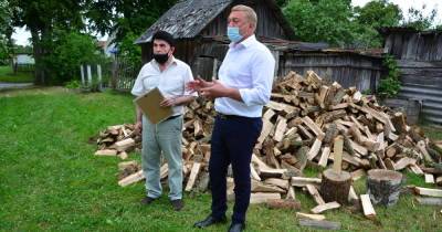Александр Ярошук помог заготовить дрова жителям Правдинского района