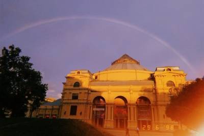 Двойная радуга сменила кроваво-алый закат в Петербурге