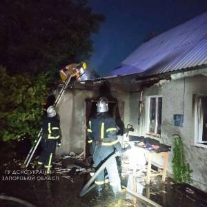 В Мелитополе спасатели вынесли из горящего дома 75-летнего мужчину. Фото