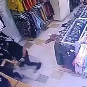 В Запорожье мужчина избил сожительницу в магазине: открыты уголовные производства