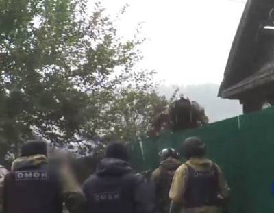 В Кузбассе женщина создала ОПГ: штурм дома наркоторговки сняли на видео