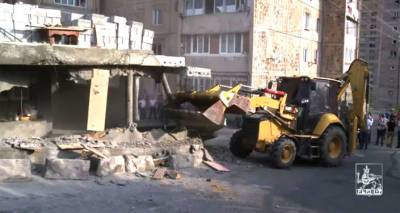 Бульдозеры сносят незаконные постройки в ереванском районе Нор-Норк. Видео