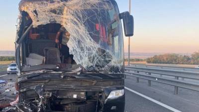 Автобус из Крыма с 44 туристами "влетел" в грузовик