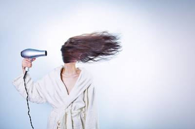 Как не испортить волосы феном: ошибки, которые не стоит допустить