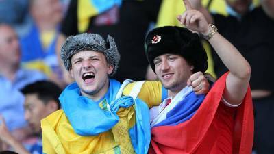 Болельщику с флагом России порвали футболку на матче Украина–Швеция