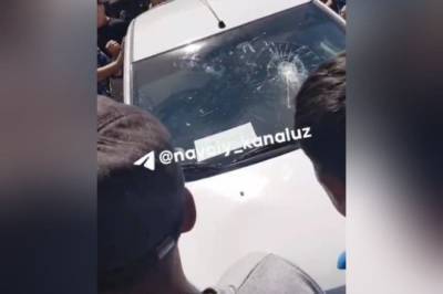 В Навои таксисты напали на двух граждан, снимавших нарушения на телефон