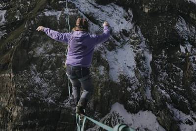 На Камчатке сняли фильм о походе спортсмена над кратером вулкана