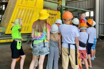 Воспитанники экоклуба увидели процесс обработки отходов на мусоросортировочном комплексе под Астраханью