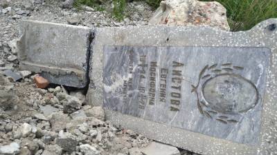 Свалку из разбитых надгробий обнаружили в Кстовском районе