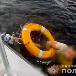 В Киеве с экскурсионного теплохода в реку упал пьяный мужчина. Видео