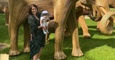 Мальчик и слоны: Принцесса Евгения показала новые снимки четырехмесячного сына