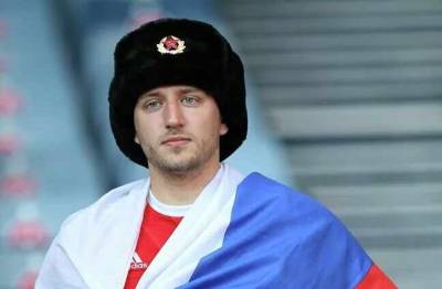 Украинские болельщики избили мужчину с российским флагом перед матчем Украина — Швеция