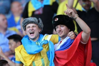 Болельщику с флагом РФ порвали футболку на трибуне с украинскими фанами