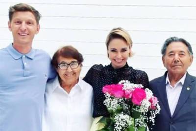 Танцы с дедушкой и море цветов: Ляйсан Утяшева отметила 36-летие с мужем Павлом Волей, детьми и родными