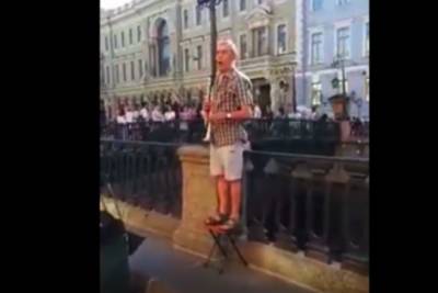 Уличный музыкант сыграл гимн Украины в центре Санкт-Петербурга