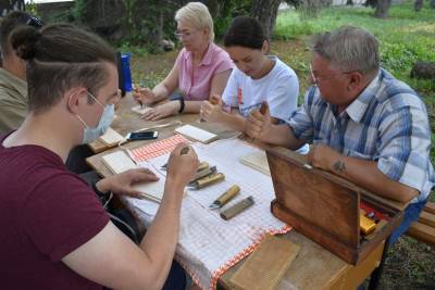 Участники воркшопа «Волонтёры наследия» создали орнаменты на деревянных наличниках