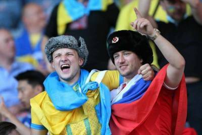 В Сети появилось видео нападения украинских фанатов на болельщика с флагом России