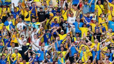 Евро-2020: появилось видео, где болельщику с флагом России порвали футболку на матче Украина-Швеция