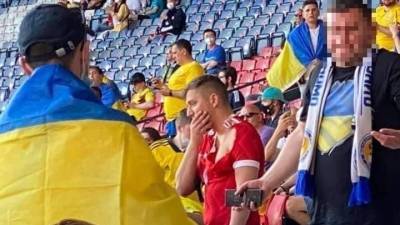 Отобрали флаг, порвали футболку. На россиянина напали на матче сборной Украины