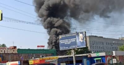 Павильон загорелся на рынке в Челябинске