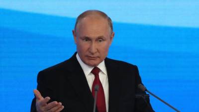 Путин привел пример с "черненькими" после вопроса о единстве россиян и украинцев