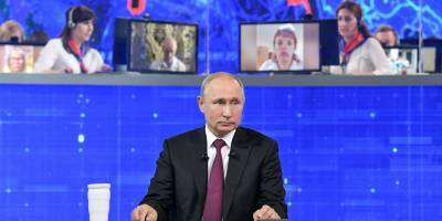 Путин поблагодарил волонтеров за помощь в организации прямой линии