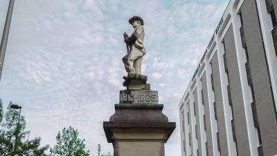 Политолог назвал угодным политдвижениям проект о сносе статуй конфедератам в США