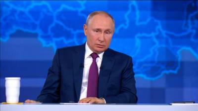 Неправильно, когда регионы лишают званий ветеранов труда, считает Путин