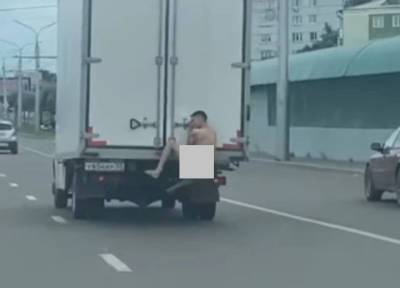 Бегавшего среди машин в Красноярске абсолютно голого мужчину сбил грузовик