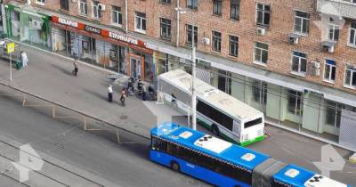 Автобус едва не протаранил отделение банка на юго-востоке Москвы