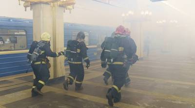 Работники МЧС провели ночную тренировку на станции метро "Пушкинская"