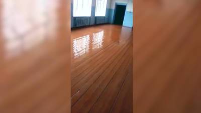 Видео из Сети. Не закрыли крышу: новосибирскую школу затопило из-за дождей