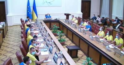 Чиновники пришли на заседание Кабмина в форме сборной Украины (ФОТО, ВИДЕО)