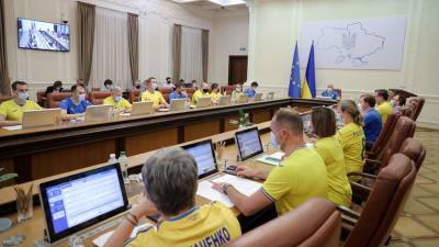 Украинские министры пришли на заседание кабмина в форме сборной по футболу
