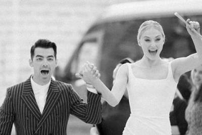Софи Тернер - Джон Джонас - Софи Тернер и Джо Джонас поделились новыми фото со свадьбы в честь ее годовщины - skuke.net - Франция - Новости