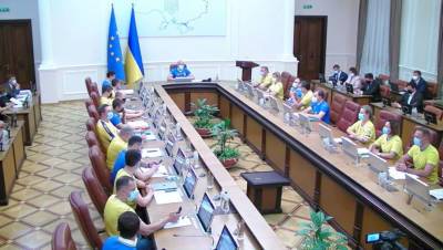 Кабмин Украины пришел на заседание в форме национальной сборной по футболу