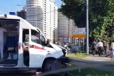 В Краснодаре машина скорой попала в аварию, пострадали несколько человек