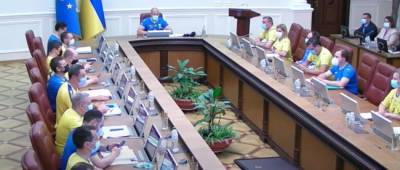 Члены Кабинета министров пришли на заседание в футболках сборной Украины по футболу