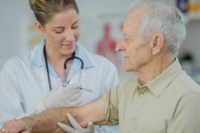 Специалисты ответили на часто задаваемые вопросы о вакцинации пожилых людей от COVID-19