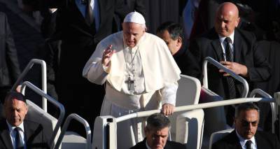 "Поаплодируем Ренцо": Папа Римский публично поблагодарил ушедшего на пенсию шофера