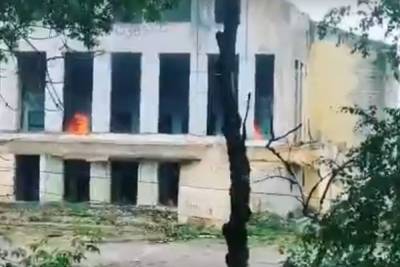 Заброшенный дом культуры горит в Тверской области