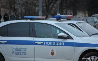 Водитель лесовоза перевернул грузовик и получил травмы на дороге в Тверской области