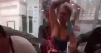 Мужчина сцепился с женщинами в очереди на прививку под Москвой и попал на видео