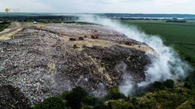 Под Тернополем продолжает гореть большая мусорная свалка