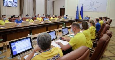 Министры пришли на заседание Кабмина в футболках сборной Украины (фото, видео)