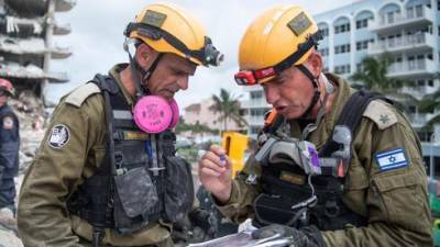 Израильские спасатели: шансы найти выживших под руинами дома в Майами минимальны